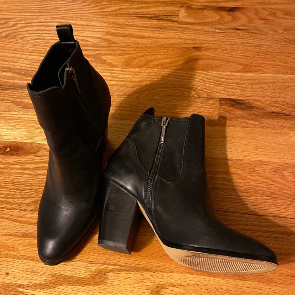 Donald Pilner black leather zip-up bootie